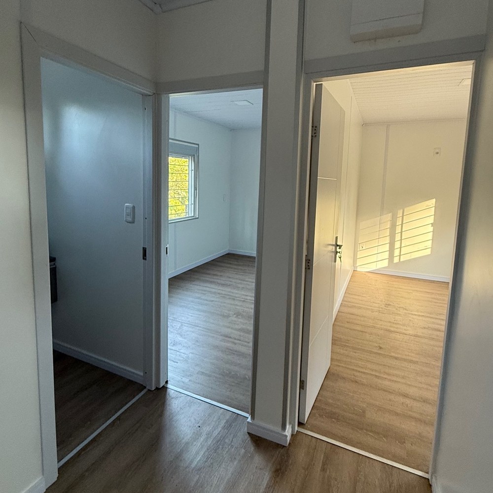 Pasillo con puertas a los dormitorios