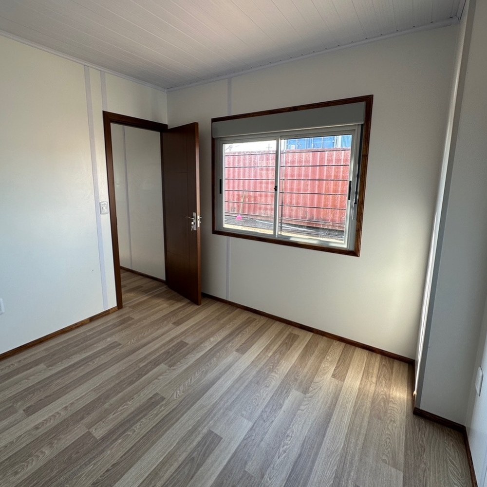 Dormitorio con ventana