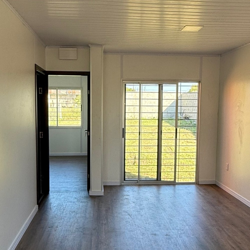 Dormitorio con ventana